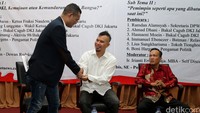 Boni Hargens menyalami Musisi yang sedang ingin maju menjadi Cagub DKI Jakarta Ahmad Dhani.