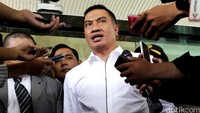 Suparman keluar gedung KPK usai menjalani pemeriksaan.