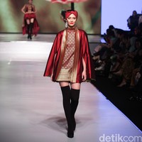 Chossy Latu Poise of Minang Kabau Kain Negeri Indonesia Barat. Jakarta Fashion & Food Festival 2016 at Hotel Harris. Kelapa Gading. Jakarta. [Foto: Mohammad Abduh/ Wolipop]