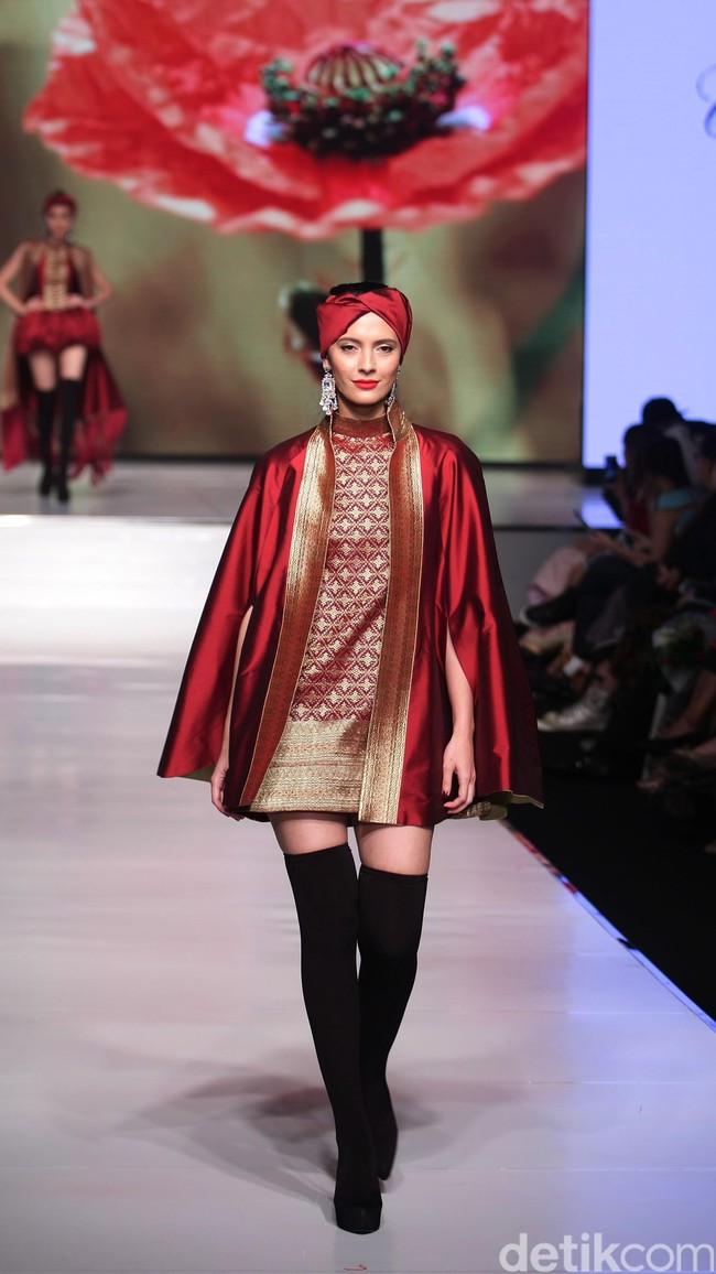 Chossy Latu Poise of Minang Kabau Kain Negeri Indonesia Barat. Jakarta Fashion & Food Festival 2016 at Hotel Harris. Kelapa Gading. Jakarta. [Foto: Mohammad Abduh/ Wolipop]