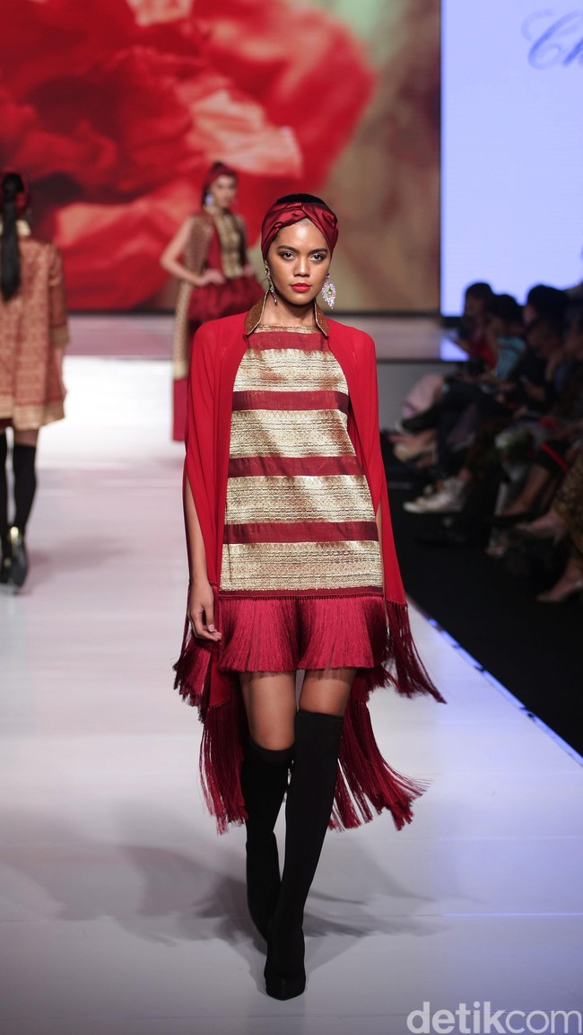 Chossy Latu Poise of Minang Kabau Kain Negeri Indonesia Barat. Jakarta Fashion & Food Festival 2016 at Hotel Harris. Kelapa Gading. Jakarta. [Foto: Mohammad Abduh/ Wolipop]