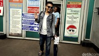 Robby berjalan meninggalkan LP Cipinang sambil melambaikan tangannya.