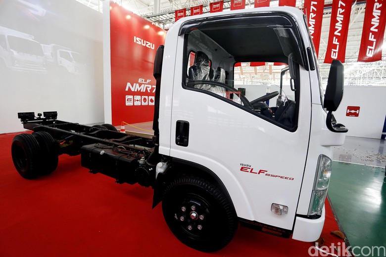 Truk Isuzu ELF NMR 71. Foto: Rengga Sancaya Truk Isuzu ELF NMR 71. Foto: Rengga Sancaya