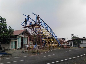 Begini Penampakan Rangka Jembatan Apung Cilacap Saat Uji Coba Perakitan