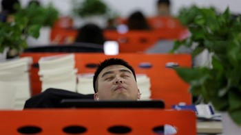 Cui Meng, Co-founder Goopal Group tertidur setelah jam makan siang.  Foto: Reuters/Jason Lee