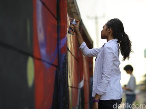 Cari Tembok hingga Bikin Grafiti Jadi Keasyikan Bomber Ladies on Wall