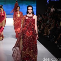 Ghea Fashion Studio by Ghea Panggabean Kain Negeri Indonesia Barat. Jakarta Fashion & Food Festival 2016 at Hotel harris. Kelapa Gading. Jakarta. [Foto: Mohammad Abduh/Wolipop]