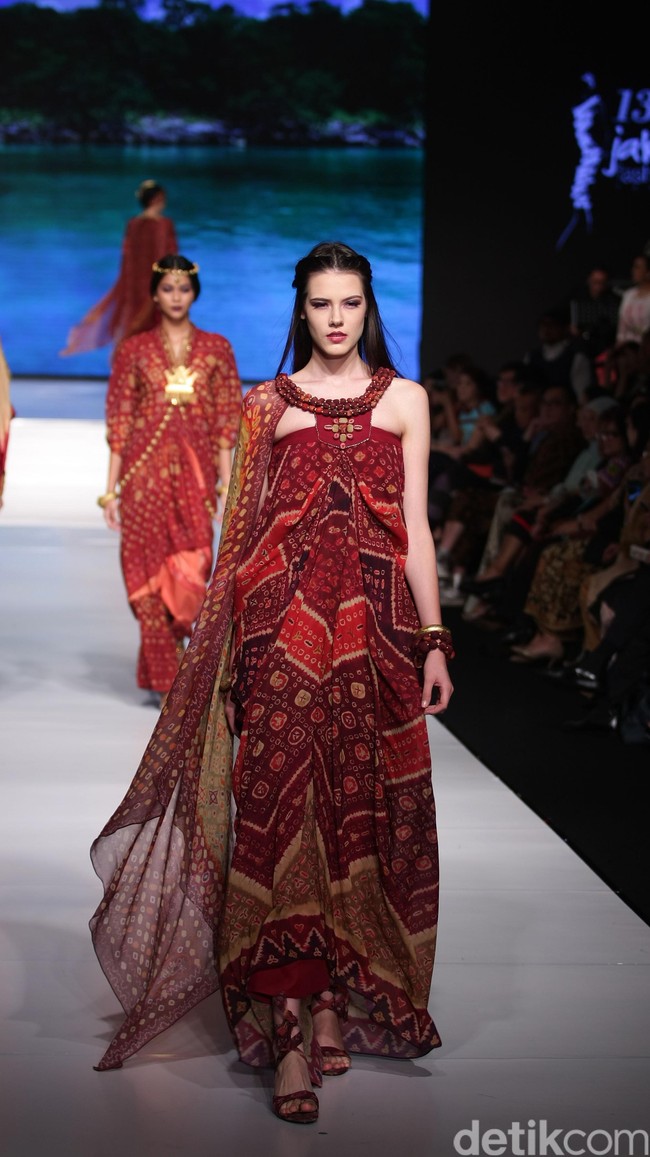 Ghea Fashion Studio by Ghea Panggabean Kain Negeri Indonesia Barat. Jakarta Fashion & Food Festival 2016 at Hotel harris. Kelapa Gading. Jakarta. [Foto: Mohammad Abduh/Wolipop]