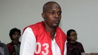Chukwud Donatus Okopie (depan) dan Hyginus Ogiliwa divonis 20 tahu penjara oleh Pengadilan Negeri Jakarta Barat.