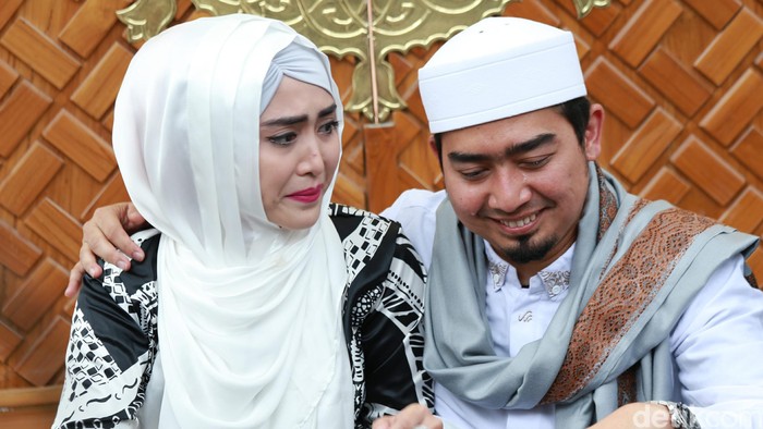 Ustad Solmed dan April Jasmine saat memberikan keterangan pers terkait ceramah di kediamannya di Kebon Jeruk, Jakarta, Rabu (11/5/2016).