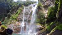 Cunca Rami letaknya agak tersembunyi di antara hutan serta areal persawahan warga. Cunca bisa diartikan sebagai air terjun, sedangkan rami artinya hutan (Kurnia/detikTravel)
