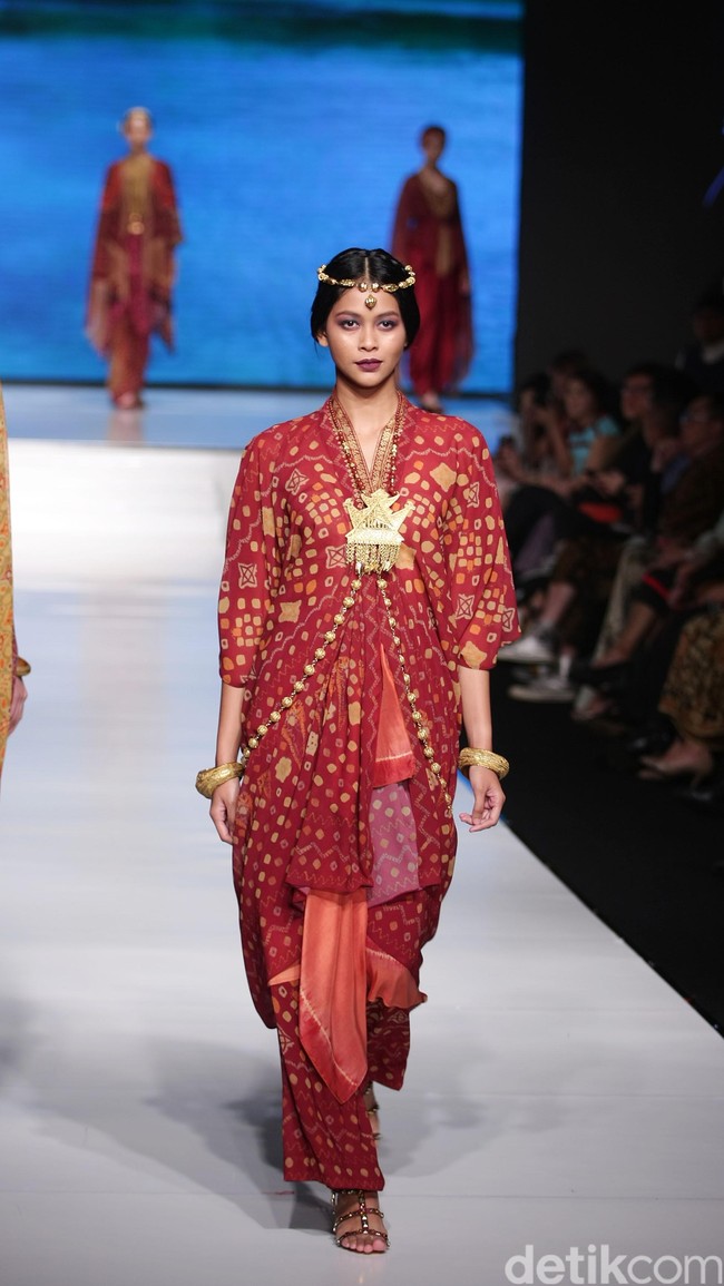 Ghea Fashion Studio by Ghea Panggabean Kain Negeri Indonesia Barat. Jakarta Fashion & Food Festival 2016 at Hotel harris. Kelapa Gading. Jakarta. [Foto: Mohammad Abduh/Wolipop]