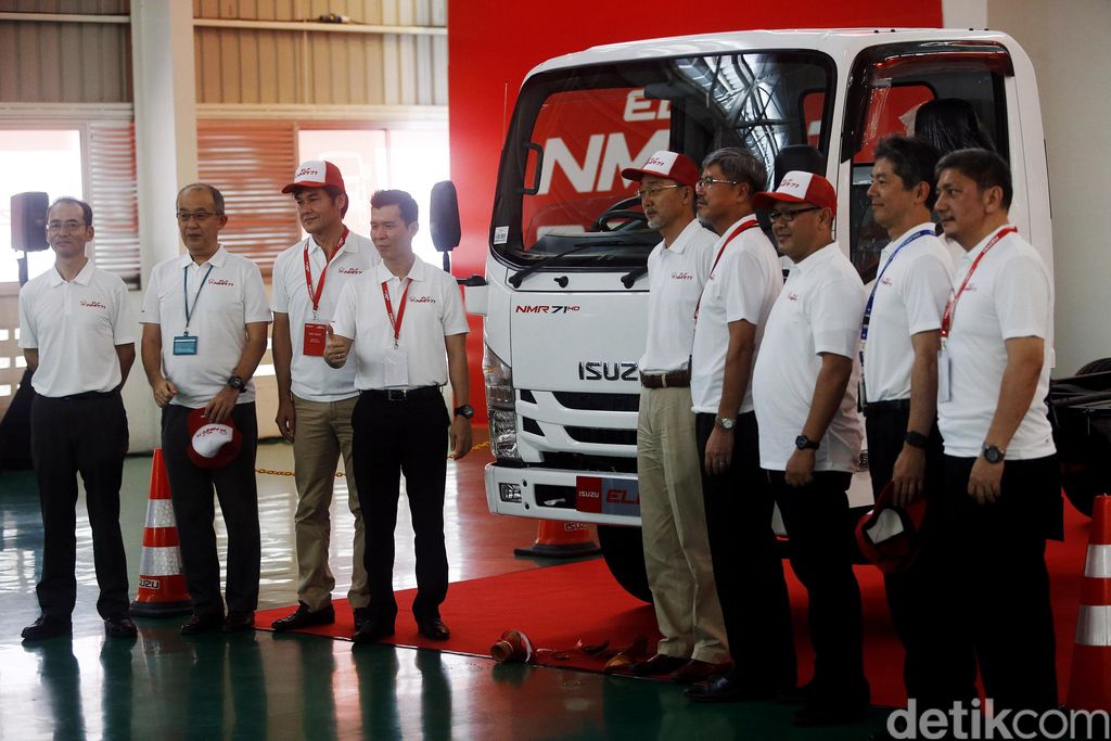 PT Isuzu Astra Motor Indonesia (IAMI) meluncurkan light truk Elf NMR 71 di pabrik Isuzu Astra Motor Indonesia di Karawang, Jawa Barat, Rabu (11/5/2016). Tak hanya satu, Isuzu sekaligus meluncurkan empat varian untuk segmen yang lebih luas.