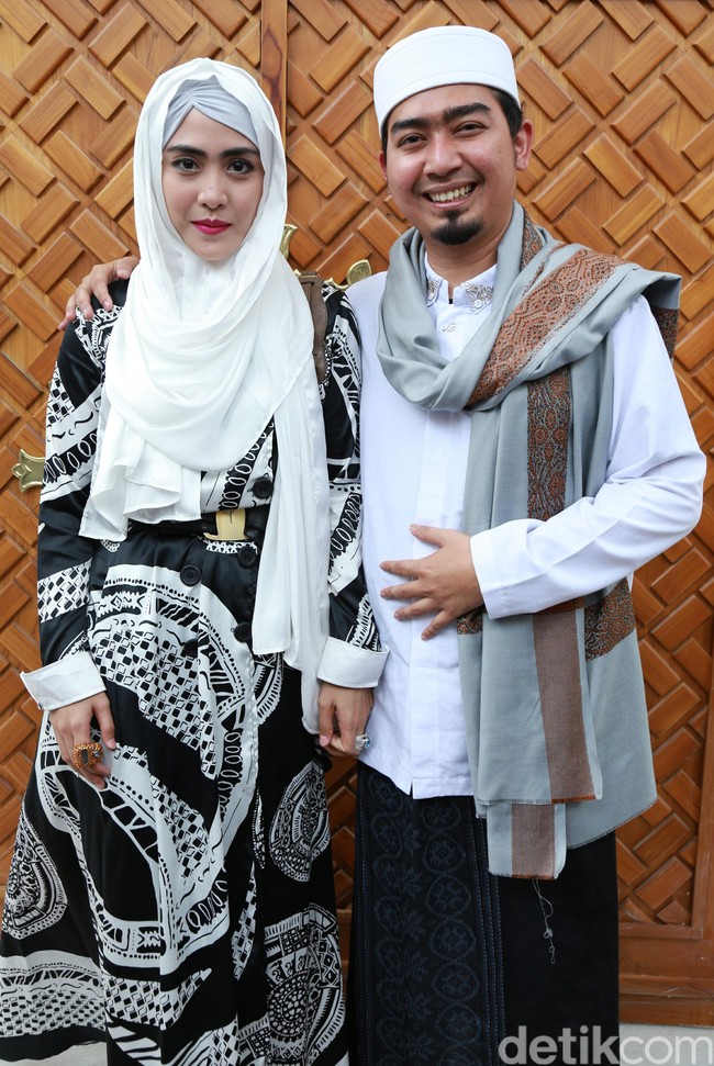 Ustaz Solmed dan April Jasmine bertemu di sebuah sinetron. Hanya dengan proses taaruf selama kurang lebih 1,5 bulan, keduanya akhirnya menikah. April Jasmine mantap menerima pinangan Ustad Solmed yang berstatus duda. Kini keduanya telah dikaruniai dua momongan. Foto: Palevi S/detikHOT