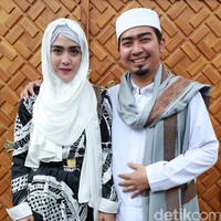 Ustaz Solmed dan April Jasmine bertemu di sebuah sinetron. Hanya dengan proses taaruf selama kurang lebih 1,5 bulan, keduanya akhirnya menikah. April Jasmine mantap menerima pinangan Ustad Solmed yang berstatus duda. Kini keduanya telah dikaruniai dua momongan. Foto: Palevi S/detikHOT