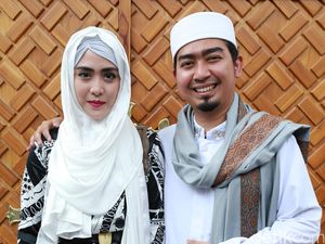 April Jasmine Bangga Putranya Gemar Naik Transportasi Umum
