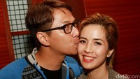 Mereka tak segan-segan memamerkan kemesraan di depan kamera. Pool/Gus Mun/detikFoto.