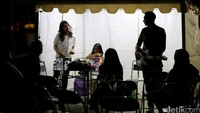 Gerald tak pernah kehabisan ide dan tenaga untuk menghibur seluruh personil.