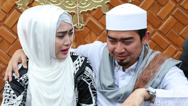 Ustad Solmed Ditahan Polisi Singapura dan Yana Zein Meninggal Dunia