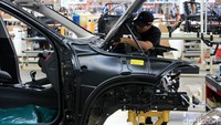 BMW telah merakit lima jenis mobil di Indonesia dengan menggandeng PT Gaya Motor. Kali ini, detikOto mendapat kesempatan untuk mengunjungi fasilitas perakitan mobil BMW di Sunter, Jakarta Utara.