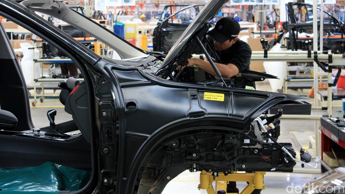 BMW telah merakit lima jenis mobil di Indonesia. Pabrik perakitan mobil BMW berada di Sunter, Jakarta Utara.