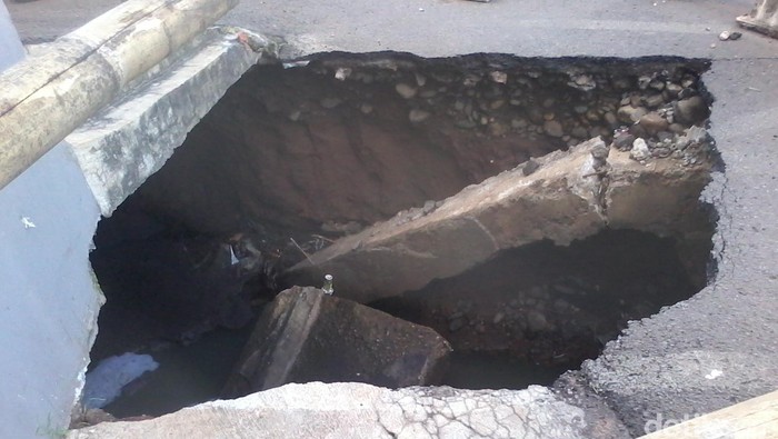 Bina Marga DKI: Jalan di Perumahan Ceger Bukan Ambles, Pelat Salurannya Rusak