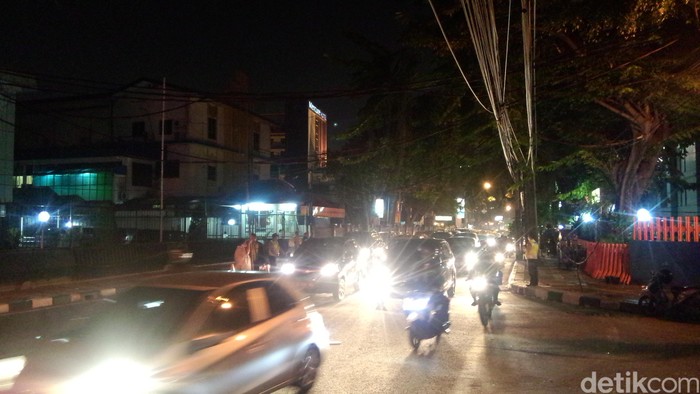 Ada Kabel Listrik Menjuntai di Jl Cikini Raya