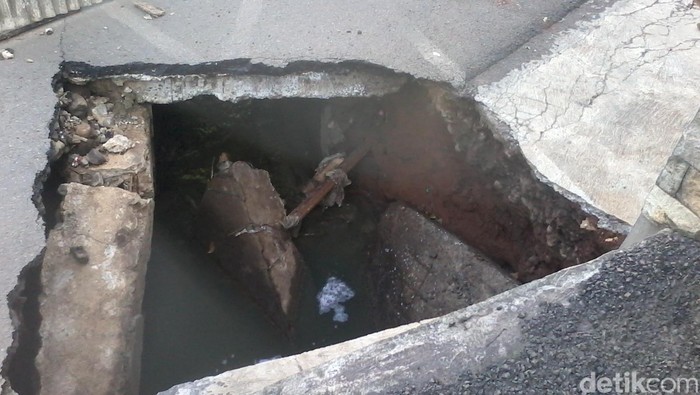 Ada Jalan Ambles Berdiameter 2-3 Meter di Perumahan Ceger