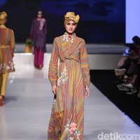 Itang Yunasz Kain Negeri Indonesia Barat. Jakarta Fashion & Food Festival 2016 at Hotel harris. Kelapa Gading. Jakarta. [Foto: Mohammad Abduh/Wolipop]