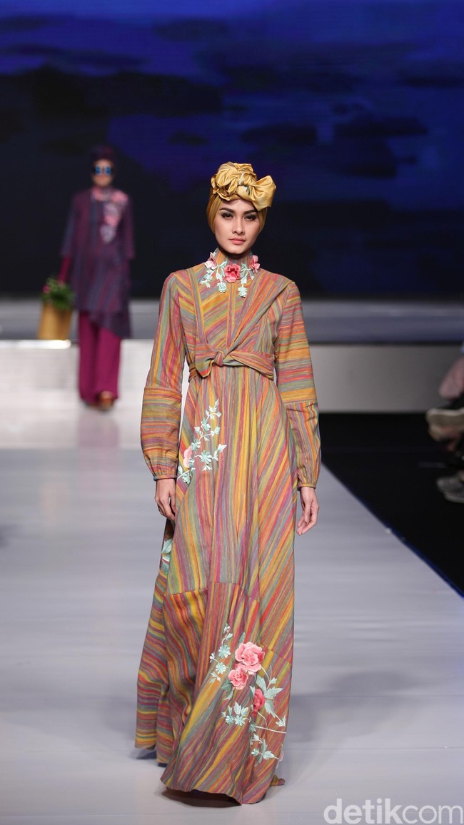 Itang Yunasz Kain Negeri Indonesia Barat. Jakarta Fashion & Food Festival 2016 at Hotel harris. Kelapa Gading. Jakarta. [Foto: Mohammad Abduh/Wolipop]