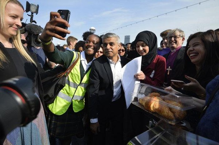 Hari Pertama, Wali Kota Muslim Pertama London ke Kantor Naik Bus