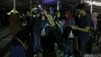Usai tampil seluruh personel langsung diserbu penonton, salah satunya Marco.