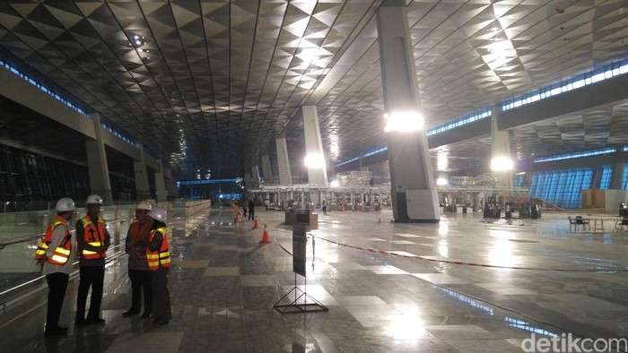 Blusukan di Bandara Soetta, Jokowi: Tambah Runway dan Terminal