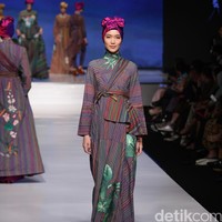 Itang Yunasz Kain Negeri Indonesia Barat. Jakarta Fashion & Food Festival 2016 at Hotel harris. Kelapa Gading. Jakarta. [Foto: Mohammad Abduh/Wolipop]