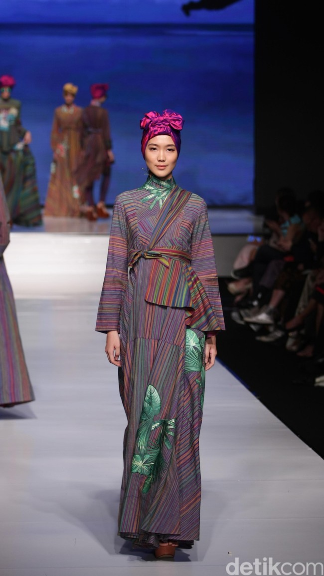 Itang Yunasz Kain Negeri Indonesia Barat. Jakarta Fashion & Food Festival 2016 at Hotel harris. Kelapa Gading. Jakarta. [Foto: Mohammad Abduh/Wolipop]