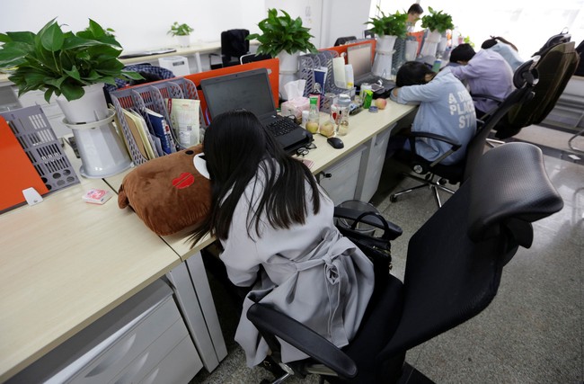 Tidur SiangJika merasa lelah dan mengantuk, tak ada salahnya untuk memanfaatkan jam makan siang untuk tidur sejenak. Menurut pakar, Anda hanya perlu 20 menit untuk mengembalikan konsentrasi. Tidur siang pun diketahui bisa meningkatkan produktivitas dan kreatifitas. Foto: Reuters