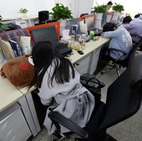 Tidur SiangJika merasa lelah dan mengantuk, tak ada salahnya untuk memanfaatkan jam makan siang untuk tidur sejenak. Menurut pakar, Anda hanya perlu 20 menit untuk mengembalikan konsentrasi. Tidur siang pun diketahui bisa meningkatkan produktivitas dan kreatifitas. Foto: Reuters