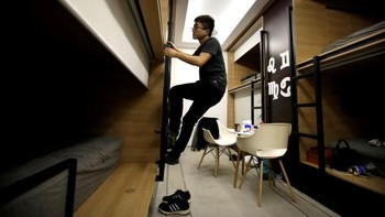 Dua karyawan BaishanCloud, mengambil waktu untuk tidur siang di kantor. Foto: Reuters/Jason Lee