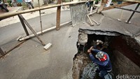 Jalan ambles itu menyisakan lubang berdiameter sekitar 2-3 meter dengan kedalaman sekitar 1,5 meter.