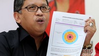 Hasto menunjukkan laporan asesmen calon kepala daerah.