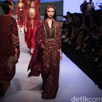 Ghea Fashion Studio by Ghea Panggabean Kain Negeri Indonesia Barat. Jakarta Fashion & Food Festival 2016 at Hotel harris. Kelapa Gading. Jakarta. [Foto: Mohammad Abduh/Wolipop]