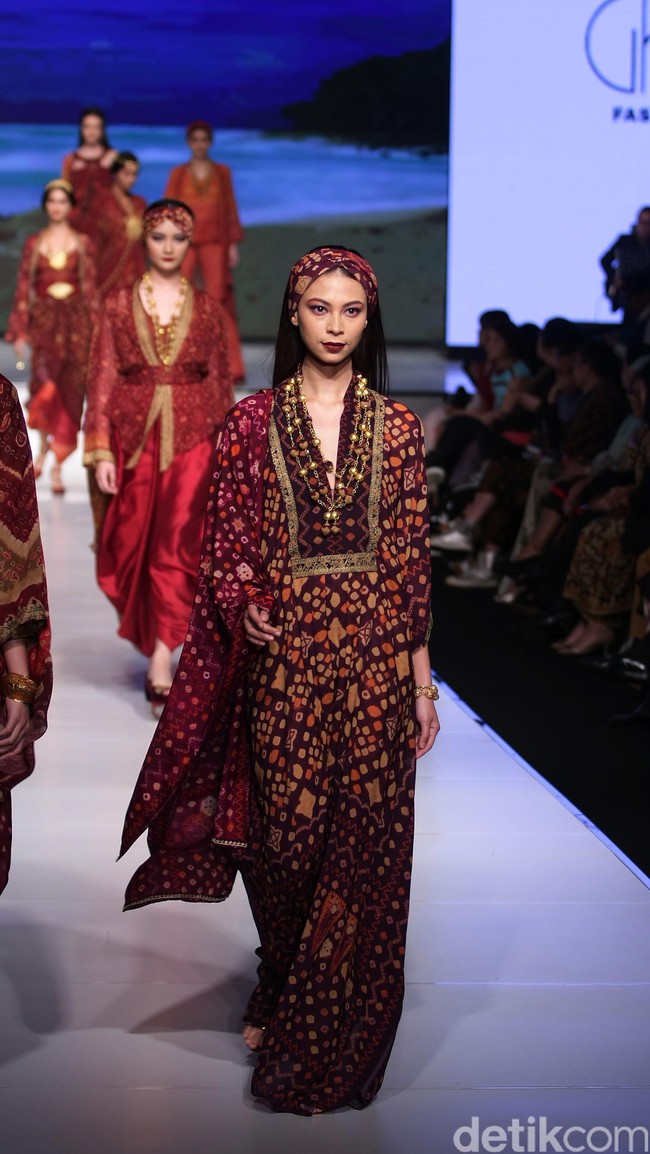 Ghea Fashion Studio by Ghea Panggabean Kain Negeri Indonesia Barat. Jakarta Fashion & Food Festival 2016 at Hotel harris. Kelapa Gading. Jakarta. [Foto: Mohammad Abduh/Wolipop]