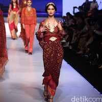 Ghea Fashion Studio by Ghea Panggabean Kain Negeri Indonesia Barat. Jakarta Fashion & Food Festival 2016 at Hotel harris. Kelapa Gading. Jakarta. [Foto: Mohammad Abduh/Wolipop]