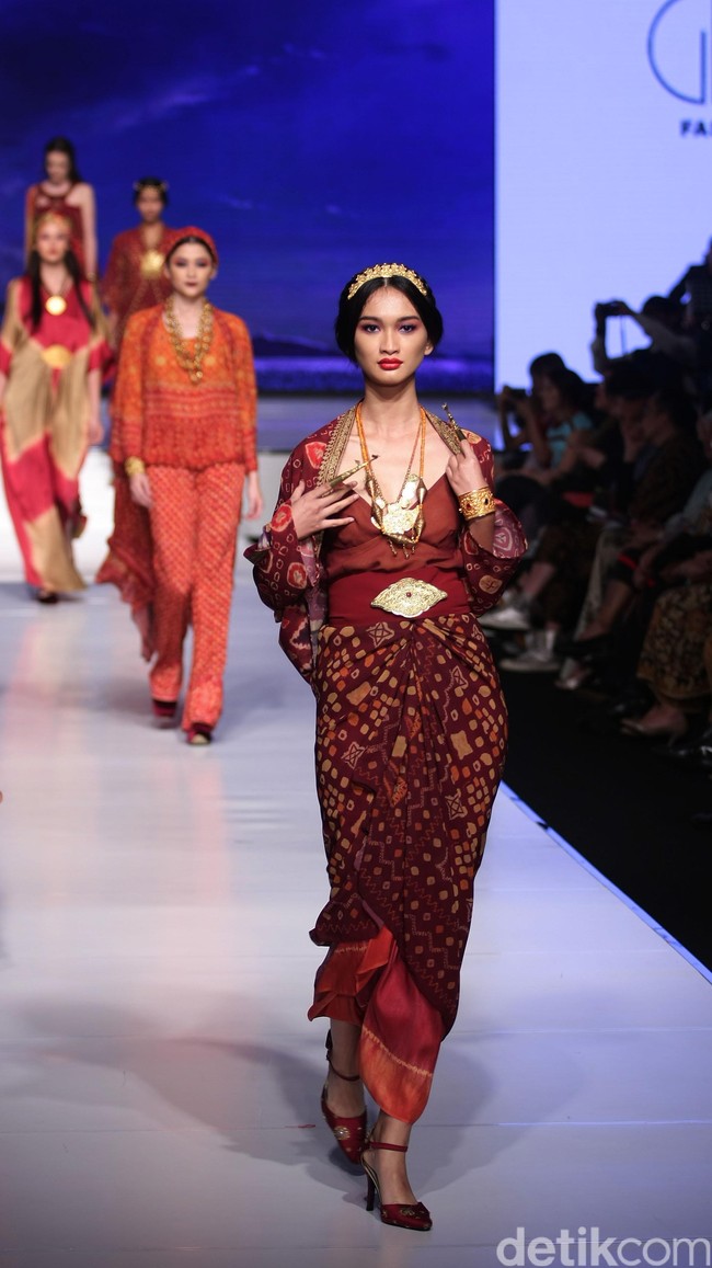Ghea Fashion Studio by Ghea Panggabean Kain Negeri Indonesia Barat. Jakarta Fashion & Food Festival 2016 at Hotel harris. Kelapa Gading. Jakarta. [Foto: Mohammad Abduh/Wolipop]
