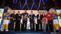 Ketua Umum PBSI Gita Wirjawan dan Direktur Bank Central Asia (BCA) Armand W Hartono didampingi para panitia dan peserta BCA Indonesia Open Superseries Premier 2016 menggelar pressconfrence di Jakarta, Rabu (11/05/2016).