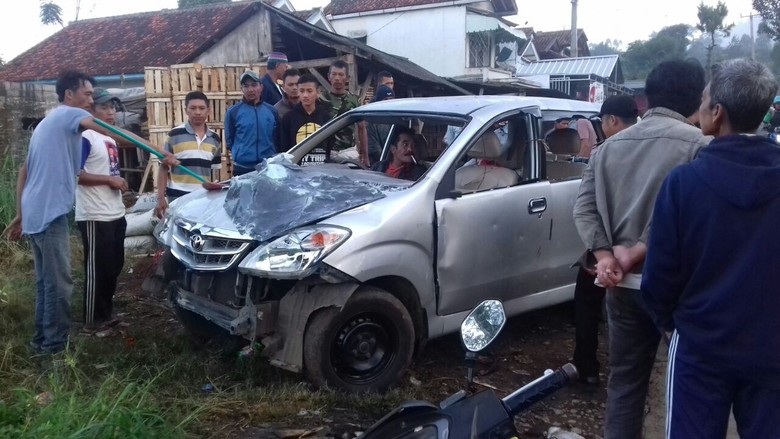 Warga Ngamuk dan Rusak Mobil Pencuri Tiga Domba di Bandung Barat Warga Ngamuk dan Rusak Mobil Pencuri Tiga Domba di Bandung Barat