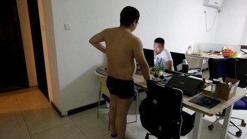 Perusahaan startup Technology Company menyewa sebuah apartemen di Beijing, China yang dijadikan sebagai ruang kerja dan asrama bagi karyawannya. Foto: Reuters/Jason Lee