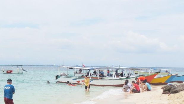 Pulau Samalona di lepas laut Makassar