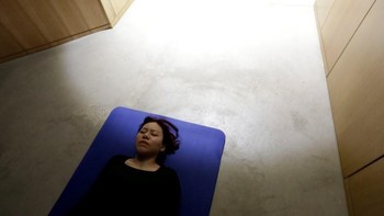 Seorang wanita bernama Zhang Kun yang merupakan karyawan BaishanCloud, melakukan aktiftas yoga di kantor. Foto: Reuters/Jason Lee