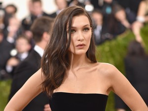 Bella Hadid Ungkap Rahasia Tampil Memukau di Depan Kamera